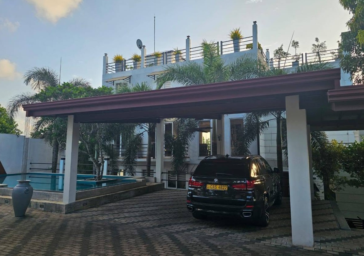 LUXURY MODERN 3-STOREY HOUSE FOR SALE
